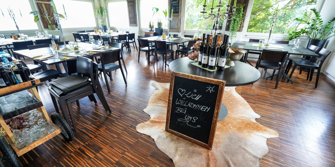 Steiniger Tisch Lokal.jpg